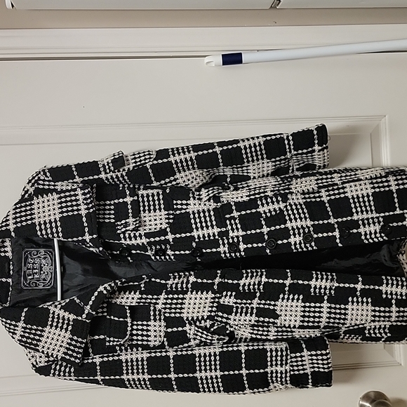 Black and cream plaid button up with belt  no rips or tears size large tag - Picture 5 of 7